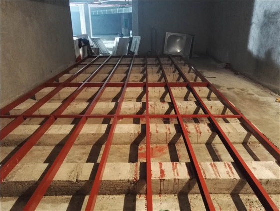 千凱不銹鋼水箱安裝現(xiàn)場-槽鋼底座